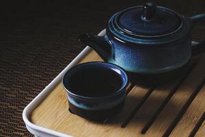 vaisselle pour thé la cérémonie . bleu thé ensemble poterie sur bambou serviette de table. photo