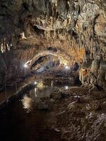 une la grotte avec une passerelle et une petit bassin photo