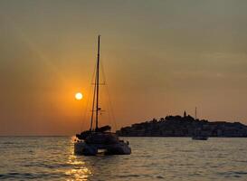 le coucher du soleil plus de le île de hvar photo