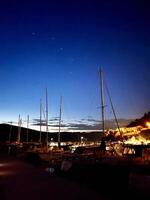 le bateaux sont amarré à nuit dans une port photo