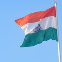 drapeau indien flottant, drapeau indien le jour de l'indépendance et le jour de la république de l'inde, agitant le drapeau indien, har ghar tiranga photo