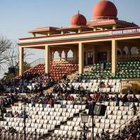 wagah frontière, Amritsar, Pendjab, Inde, 02 février 2023 - drapeau la cérémonie par frontière Sécurité Obliger BSF gardes à Inde-Pakistan frontière près attari Amritsar, Pendjab, Inde tenue chaque journée soir temps photo