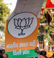 Nouveau Delhi, Inde - février 17 2024 - bharatiya janata fête logo de Indien politique faire la fête, bjp bhartiya Janta fête symbole pendant pm route spectacle dans Delhi, Inde, bjp signe et symbole photo