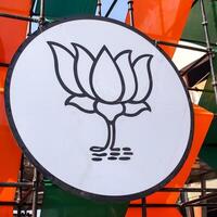 Nouveau Delhi, Inde - février 17 2024 - bharatiya janata fête logo de Indien politique faire la fête, bjp bhartiya Janta fête symbole pendant pm route spectacle dans Delhi, Inde, bjp signe et symbole photo