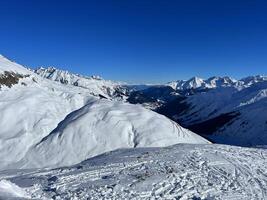 une vue de le montagnes de une ski pente photo