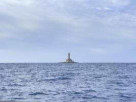 une phare dans le milieu de le océan photo