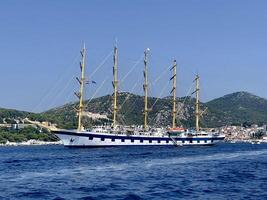 une grand bateau avec beaucoup mâts flottant dans le l'eau photo