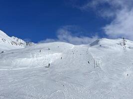 une la personne ski vers le bas une neigeux Montagne photo