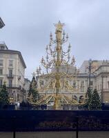 une grand d'or Noël arbre dans le milieu de une ville photo