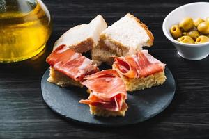 omelette pincho et jambon, aux olives. dans un restaurant photo