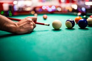 Jeune homme en jouant billard, visée. pour une bien coup photo