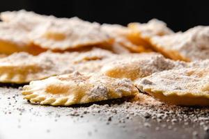 délicieux raviolis crus à la farine et au basilic sur table en bois photo