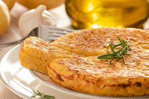 omelette espagnole aux pommes de terre et à l'oignon, cuisine espagnole typique. photo