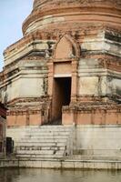 le pagoga dans wat yai chai Mongkol avec nuageux ciel a été nettoyé avant un service touristes. photo