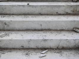 une pierre escalier avec des fissures sur le pas photo