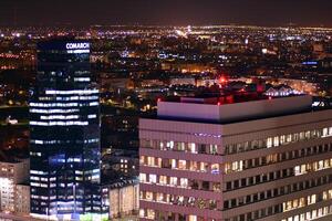 vue de à nuit verre bâtiments et moderne affaires grattes ciels. vue de moderne grattes ciels et affaires bâtiments dans centre ville. gros ville à nuit. photo