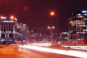 itinérant voiture avec brouiller lumière par ville à nuit photo