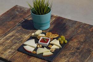 assiette avec assortiment de les fromages sur le en bois table photo