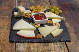 assiette avec assortiment de les fromages sur le en bois table photo