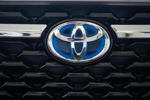 Bangkok, Thaïlande - février 12, 2024 Toyota logo sur voiture, logo pour hybride voiture de le Japonais voiture fabricant photo