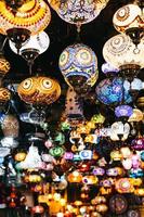 lampes et lanternes en mosaïque marocaines ou turques arrière-plan mise au point sélective photo
