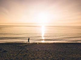 vue aérienne, un, courant, hommes, sur, coucher soleil photo