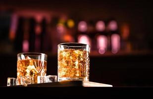 boissons au whisky avec de la glace dans un bar-salon