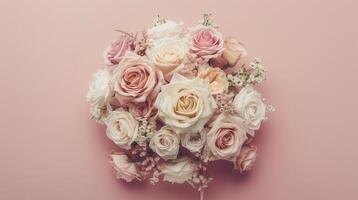 ai généré une de mariée fleur arrangement avec des roses dans une variété de pastel couleurs, magnifiquement arrangé dans une Haut voir, plat allonger composition, parfait pour inspirant les mariées à être. photo