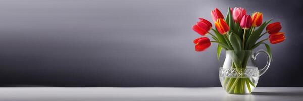 ai généré la Saint-Valentin jour, de la mère jour, nationale grands-mères jour, international aux femmes jour, bouquet de rouge tulipes dans une verre vase, foncé gris arrière-plan, horizontal la toile bannière, endroit pour texte photo