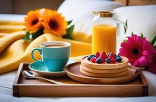 ai généré la Saint-Valentin jour, monde famille jour, romantique petit déjeuner dans lit, en bois plateau sur le lit, café, Orange jus, fleurs et Crêpes avec baies photo