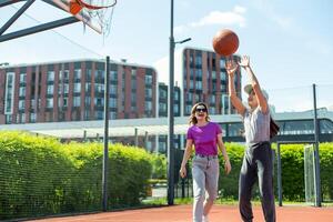 mère et peu fille après basket-ball. génial emploi Miel. photo