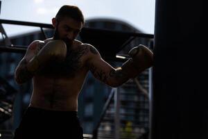 partie de homme portant boxe gants. photo