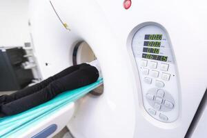 radiologue avec une femelle patient dans le pièce de calculé tomographie. photo