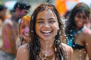 ai généré joyeux femme éclaboussé avec l'eau à Holi festival. Jeune femme en riant comme l'eau gouttelettes éclaboussure autour sa pendant le vibrant Holi festival. photo