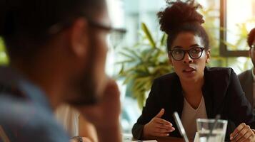 ai généré groupe de gens séance autour une table en parlant. génératif ai. photo