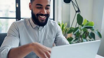 ai généré souriant homme engagé dans en ligne formation avec portable. génératif ai. photo