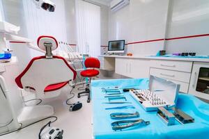 stomatologie intérieur de dentaire clinique avec professionnel chaise. dentisterie, médecine, médical équipement et stomatologie concept photo