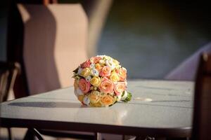 bouquet de mariage. les fleurs de la mariée photo