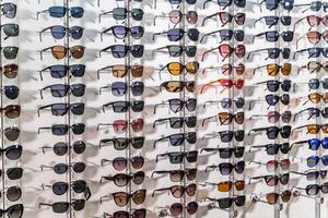 Ventes grille de des lunettes de soleil. une coloré afficher de des lunettes de soleil pour vente photo