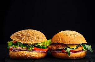 proche en haut de Accueil fabriqué hamburgers. faible angle de face vue sur deux grand des hamburgers farci avec délicieux garnitures plus de en bois table photo