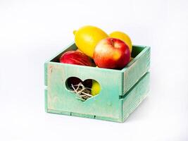 Frais des fruits dans en bois boîte isolé sur blanc Contexte photo