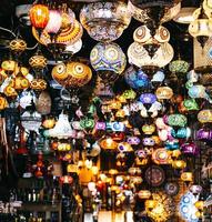 lampes et lanternes en mosaïque marocaines ou turques arrière-plan mise au point sélective photo