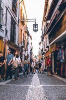 Grenade, Espagne - 15 juin 2019 restaurants et boutiques typiques dans une rue du vieux quartier mauresque populaire d'Albaicin. le centre historique de la ville de Grenade. rue de la caldeleria photo