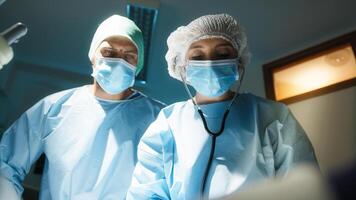 médecin et infirmière allonger une chirurgical draper plus de le patient photo