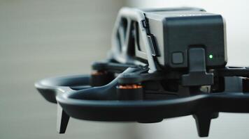 fpv drone flotter dans le air photo