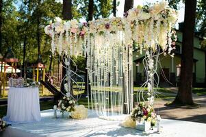 fleur mariage cambre pour le cérémonie. cambre pour le mariage cérémonie, décoré avec fleurs photo