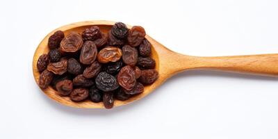 ai généré raisin pile dans en bois cuillère sur blanc Contexte. biologique sec collation. Haut vue de séché grain de raisin tas. en bonne santé déshydraté nourriture photo