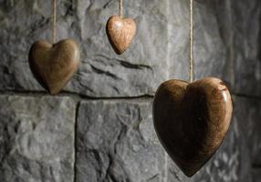 coeurs en bois et vieux mur de pierre photo