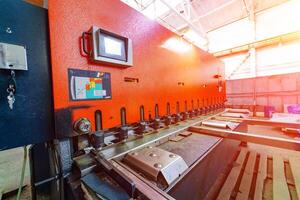 une puissant Nouveau outil dans moderne plante. industriel machine dans le usine à travail du metal. entrepôt, industriel intérieur, production zone. fermer photo