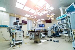 moderne équipement dans en fonctionnement chambre. médical dispositifs pour neurochirurgie. Contexte. salut-technologie clinique, médicament concept. urgence chambre. photo